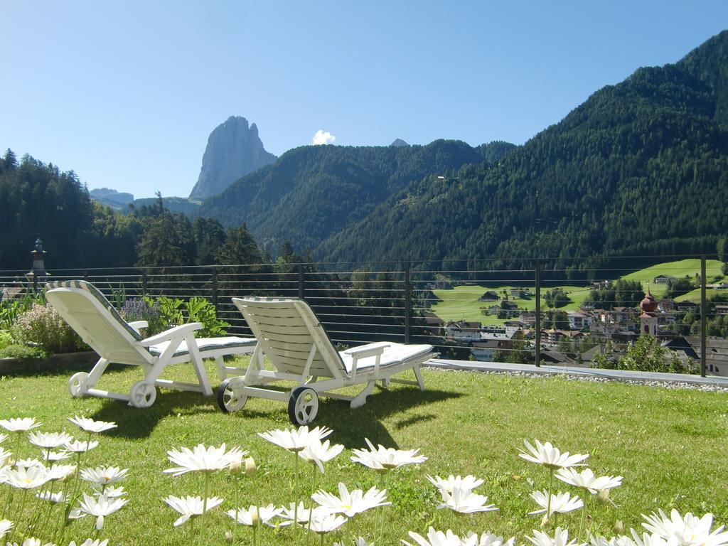 Villa Quenz Family Suites St. Ulrich in Gröden Exterior foto
